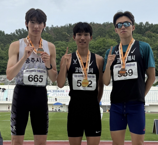 8일 경남 밀양종합운동장에서 열린 2026 밀양아리랑 전국육상경기대회 남자일반부 1천500m에서 우승을 차지한 한태건(고양특례시청·가운데)이 2위 이상윤(충주시청), 3위 김본규(고양특례시청·오른쪽)와 기념사진을 찍고 있다. <고양특례시청 육상부 제공>