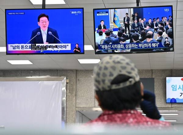 8일 인천시 중구 인천항 연안여객터미널 대합실에서 시민이 이재명 대통령 취임 1주년 기자회견 생중계를 시청하고 있다. 이진우 기자 ljw@kihoilbo.co.kr