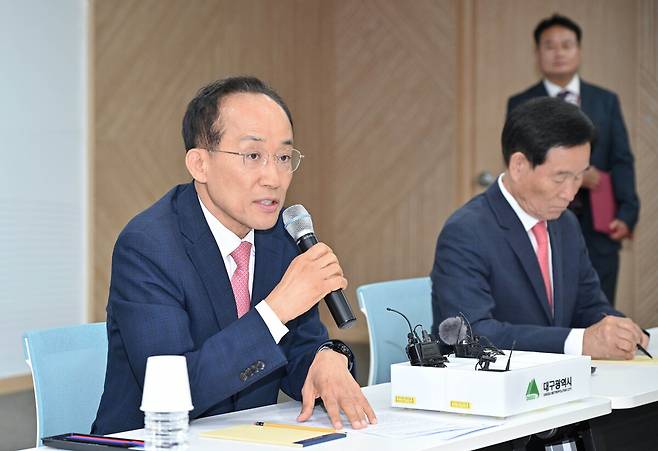 민선 9기 대구시장직 인수위원회 출범 기자간담회에서 추경호 당선인이기자들의 질문에 답하고 있다./ 인수위원회 측 제공