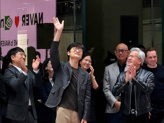 8일 오후 3시 45분경 젠슨 황 엔비디아 CEO(오른쪽에서 두번째)와 이해진 네이버 의장(왼쪽에서 두번째)이 네이버1784에 몰려든 인파를 향해 인사를 건네고 있다. / 사진=김도영 기자
