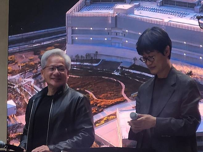 8일 네이버1784에서 젠슨 황 CEO(왼쪽)와 이해진 네이버 의장이 취재진들의 질문에 답변하고 있다. / 사진=김도영 기자
