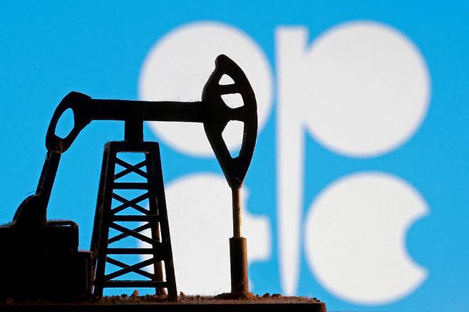 석유수출국기구(OPEC) 로고 앞에 석유 펌프 모형이 놓여 있다.(로이터연합뉴스)