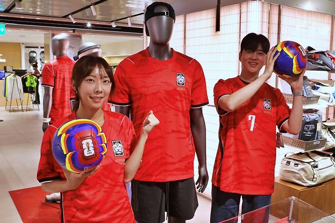 서울시 중구 소공동에 위치한 롯데백화점 본점 7층 스포츠 매장에서 모델들이 2026 FIFA 북중미 월드컵 공식 굿즈를 홍보하고 있다.(사진제공=롯데쇼핑)