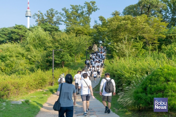 지난 2023년 진행된 '2023 N서울타워 남산 나이트워크'에서 참가자들이 행사를 즐기고 있다. ⓒCJ푸드빌