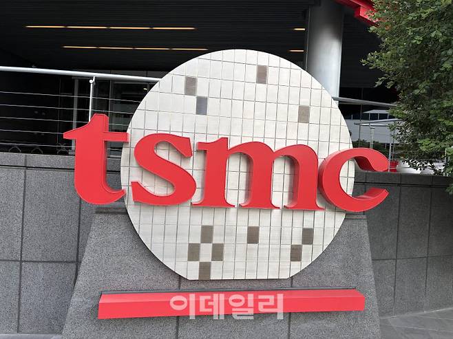 3일(현지시간) 대만 신주시 신주과학단지 TSMC 박물관 앞 로고 모습.(사진=공지유 기자)