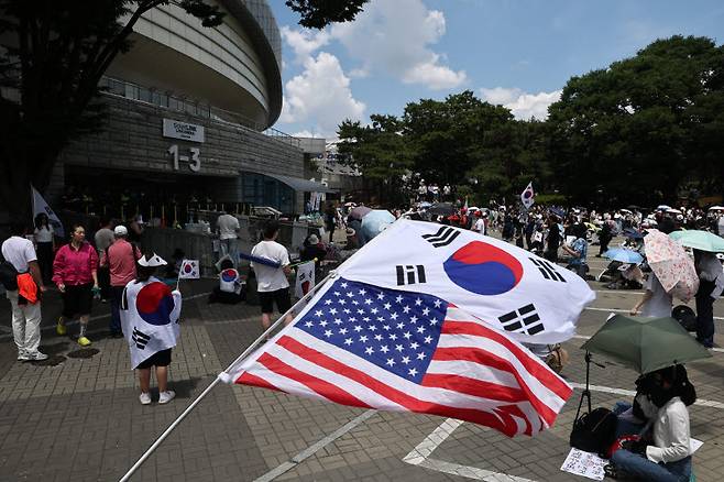6·3 지방선거 투표용지 부족 사태를 규탄하며 재선거를 요구하는 '잠실 개표소 봉쇄 시위'가 계속되고 있는 8일 서울 송파구 올림픽공원 핸드볼경기장 출입구 앞에서 참가자들이 구호를 외치고 있다. (사진=연합뉴스)