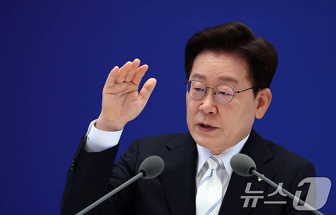 이재명 대통령이 8일 청와대 영빈관에서 열린 취임 1주년 기자회견에서 취재진 질문에 답변하고 있다. 2026.6.8 ⓒ 뉴스1 허경 기자