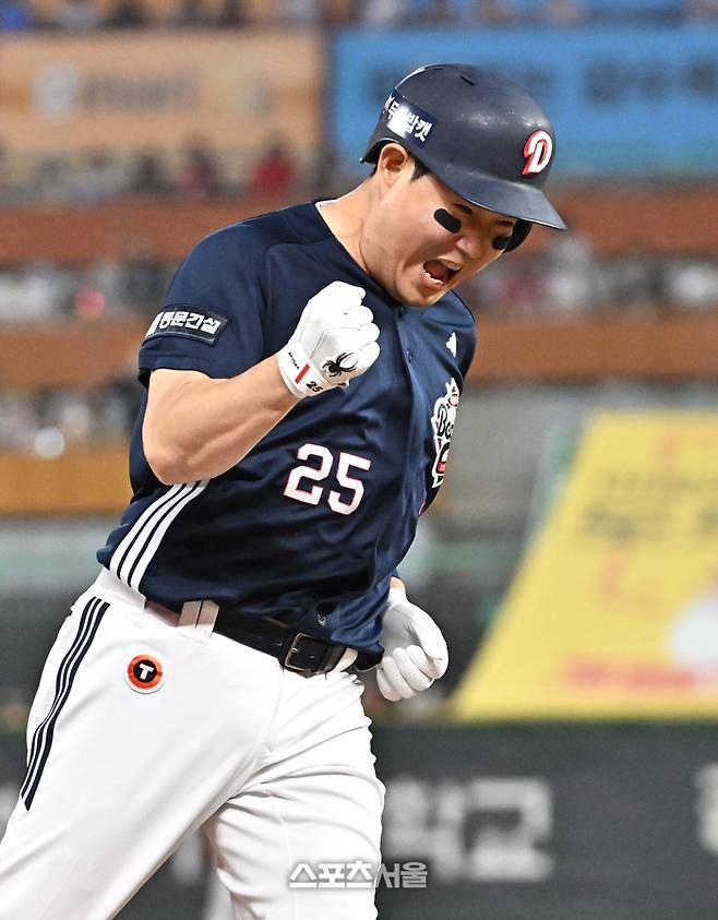 두산 양의지가 14일 인천SSG랜더스필드에서 열린 2026 KBO리그 SSG전 3회초 무사 1루 상황에서 SSG 타케다를 상대로 2점 홈런을 치고 세리머니를 하고 있다. 문학 | 박진업 기자 upandup@sportsseoul.com
