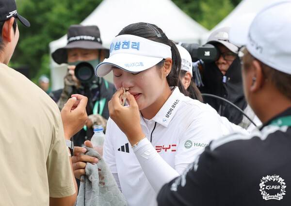 7일 서교림이 강원 원주 성문안CC(파72)에서 열린 KLPGA 투어 셀트리온 퀸즈 마스터즈 최종 3라운드에서 버디 5개와 보기 1개를 묶어 4언더파 68타를 적어내며 최종 합계 15언더파 201타를 기록한 그는 김민선7(14언더파)을 1타 차로 따돌리고 프로 데뷔 후 첫 우승을 신고했다. (서교림이 우승 후 인터뷰하며 눈물을 흘리고 있다). /사진=KLPGA