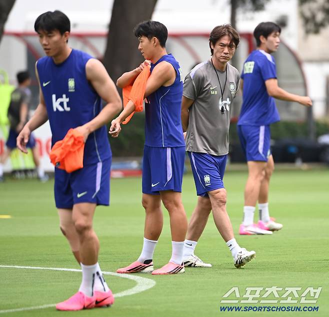 8일(한국시각) 멕시코 과달라하라 인근 사포판 월드컵대표팀 베이스캠프 훈련장 치바스 베르데 바예에서 진행된 대한민국 월드컵 대표팀의 공식 훈련, 홍명보 감독이 조끼를 입는 손흥민의 옆을 지나치고 있다. 사포판(멕시코)=허상욱 기자wook@sportschosun.com/2026.06.08/