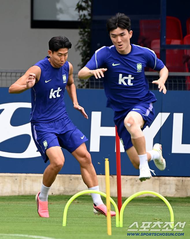 8일(한국시각) 멕시코 과달라하라 인근 사포판 월드컵대표팀 베이스캠프 훈련장 치바스 베르데 바예에서 진행된 대한민국 월드컵 대표팀의 공식 훈련, 황인범과 손흥민이 질주하고 있다. 사포판(멕시코)=허상욱 기자wook@sportschosun.com/2026.06.08/