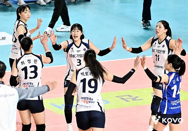기업은행은 전력 변화가 크지 않은 팀이다. 새 시즌에도 아시아쿼터 오사나이를 제외하면 빅토리아 황민경 임명옥 김하경 최정민 이주아 육서영 등 기존 멤버들이 그대로 뛴다. 부상이 관건이다. 사진제공=KOVO
