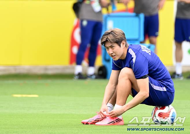 8일(한국시각) 멕시코 과달라하라 인근 사포판 월드컵대표팀 베이스캠프 훈련장 치바스 베르데 바예에서 진행된 대한민국 월드컵 대표팀의 공식 훈련, 이강인이 축구화 끈을 조여메고 있다. 사포판(멕시코)=허상욱 기자wook@sportschosun.com/2026.06.08/