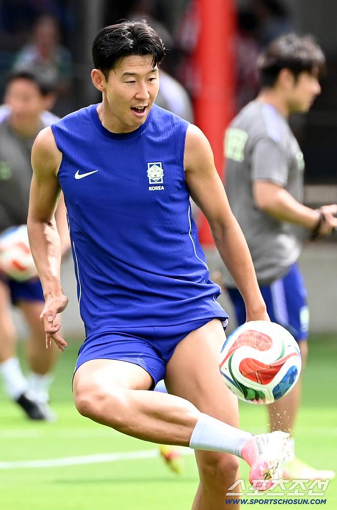7일(한국시각) 멕시코 과달라하라 인근 사포판에 위치한 월드컵대표팀 베이스캠프 훈련장인 치바스 베르데 바예에서 진행된 대한민국 월드컵 대표팀의 공식 훈련, 손흥민이 패스를 하고 있다. 사포판(멕시코)=허상욱 기자wook@sportschosun.com/2026.06.07/