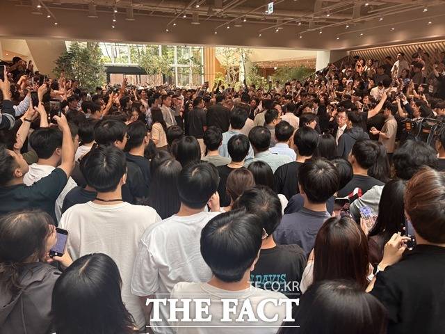 현대차그룹 양재 사옥에서 임직원들이 젠슨 황 엔비디아 최고경영자(CEO)를 보기 위해 몰려들어 사진을 촬영하고 있다. /황지향 기자