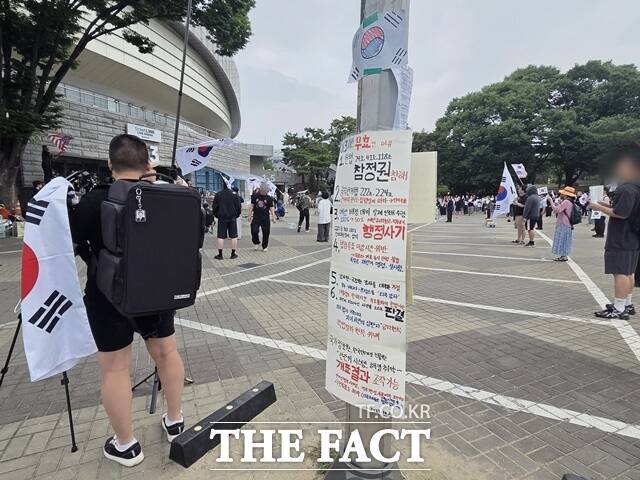 8일 서울시 실시간 도시데이터에 따르면 이날 오전 8시 기준 서울 송파구 올림픽공원 실시간 인구는 8000~8500명이었다. 연령대별로는 70대 이상이 26%로 가장 많았고, 이어 40대(20.4%), 50대(19.1%), 30대(15.5%), 20대(15.2%), 10대(3.8%) 등 순이었다. 개표소가 마련된 올림픽공원 핸드볼경기장 앞에는 3000여명이 모여 있었다. /안디모데 기자
