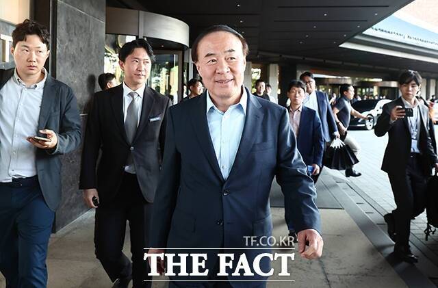 전영현 삼성전자 대표이사 부회장 겸 DS 부문장이 8일 오후 서울 중구 신라호텔에서 젠슨 황 엔비디아 CEO와 만나기 위해 이동하고 있다. /김성렬 기자