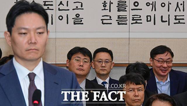 지난해 10월 14일 오후 서울 여의도 국회 법제사법위원회에서 열린 법무부 등에 대한 국정감사에 이화영 전 경기도 평화부지사가 증인 출석해 박상용 법무연수원 교수에 대한 질의를 들으며 웃고 있다. /남용희 기자