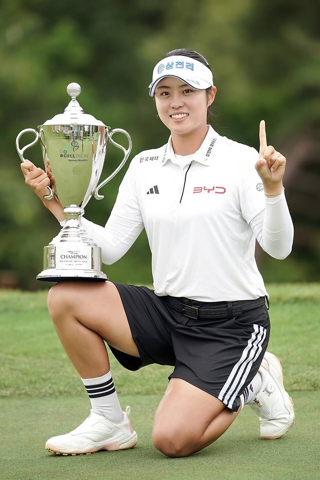 서교림이 2026 셀트리온 퀸즈 마스터즈에서 KLPGA투어 생애 첫 우승을 차지한 뒤 트로피를 들고 기뻐하고 있다. 지난해 우승 없이 신인왕에 올랐던 그는 첫 승과 함께 상금·대상 포인트 1위로 올라섰다. 박태성 작가 제공