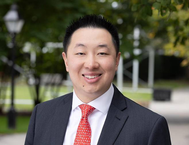 첨단 기술 환경에서의 기업 경쟁과 시장 구조에 미치는 영향을 연구하는 앤디 우 하버드대 경영대학원 교수는 생성형 인공지능(AI) 열풍을 ‘골드러시’에 비유하면서 AI 모델 기업보다 반도체 기업과 애플리케이션 기업이 장기적으로 더 강한 협상력을 가질 수 있다고 강조했다.
앤디 우 교수 제공