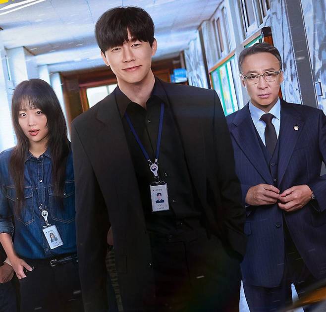 드라마 ‘참교육’은 교권보호국이란 가상 기관의 감독관 나화진(김무열)이 교육 현장을 어지럽히는 학생과 교사, 학부모를 응징하는 내용이다. 사이다 전개가 통쾌하지만 체벌 등을 옹호한다는 지적도 나온다. 넷플릭스 제공