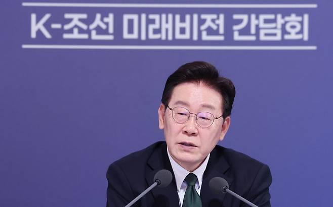 이재명 대통령이 호텔현대 바이 라한 울산에서 열린 K-조선 미래비전 간담회에서 발언하고 있다. 뉴스1 제공