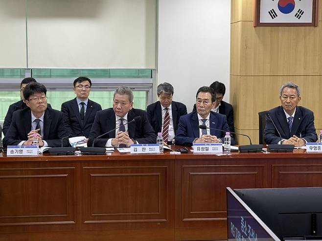 국회 의원회관에서 열린 '중소 조선소 RG 지원 확대 이후, 현장을 묻다' 토론회에서 참여자들이 앉아있다. 사진=강구귀 기자