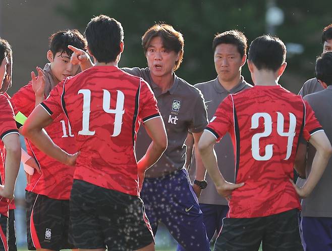 홍명보 대한민국 축구대표팀 감독이 3일 미국 유타주 솔트레이크시티 브리검 영 대학교 BYU 사우스필드 경기장에서 2026 국제축구연맹(FIFA) 북중미 월드컵을 앞두고 열린 엘살바도르와의 평가전 전반 하이드레이션 브레이크 때 작전을 지시하고 있다. 뉴스1