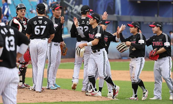 <yonhap photo-4093="">19일 대구 삼성라이온즈파크에서 열린 2026 신한 SOL뱅크 KBO리그 LG 트윈스와 삼성 라이온즈 경기에서 LG가 5:0으로 승리한 뒤 LG 선수들이 기뻐하고 있다. <저작권자 ⓒ 1980~2026 ㈜연합뉴스. 무단 전재 재배포 금지, AI 학습 및 활용 금지></yonhap>