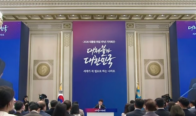 이재명 대통령이 8일 청와대 영빈관에서 열린 취임 1주년 기자회견에서 질문에 답하고 있다. (대통령실)