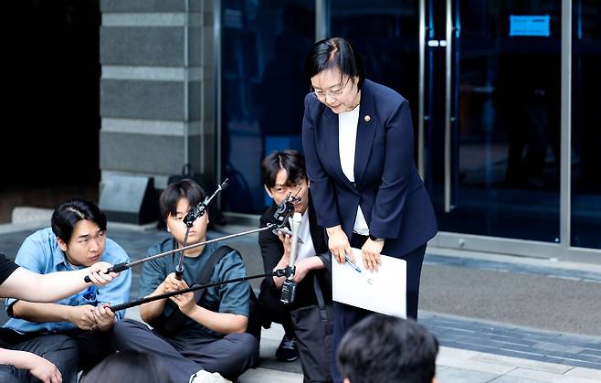 한성숙 국무총리 후보자가 8일 인사청문회 준비단 사무실에서 발언을 마친 뒤 인사하고 있다.