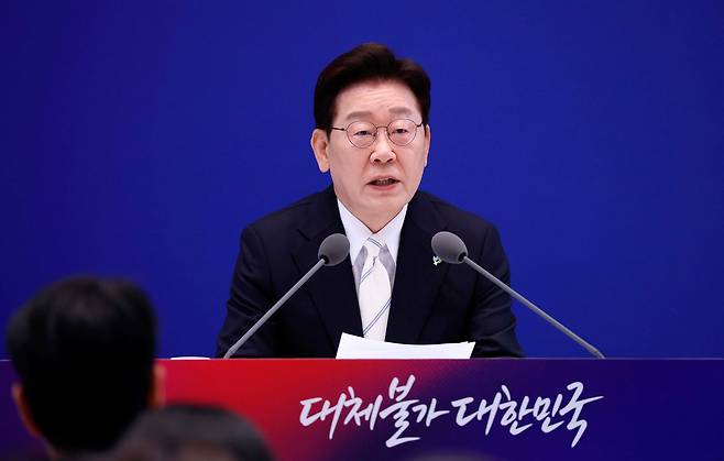 이재명 대통령이 8일 청와대에서 열린 취임 1주년 기자회견에서 발언하고 있다. 청와대사진기지단