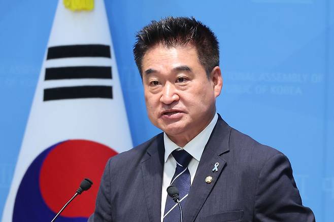 최혁진 무소속 의원이 8일 서울 여의도 국회 소통관에서 더불어민주당 복당 기자회견을 하고 있다. 뉴스1