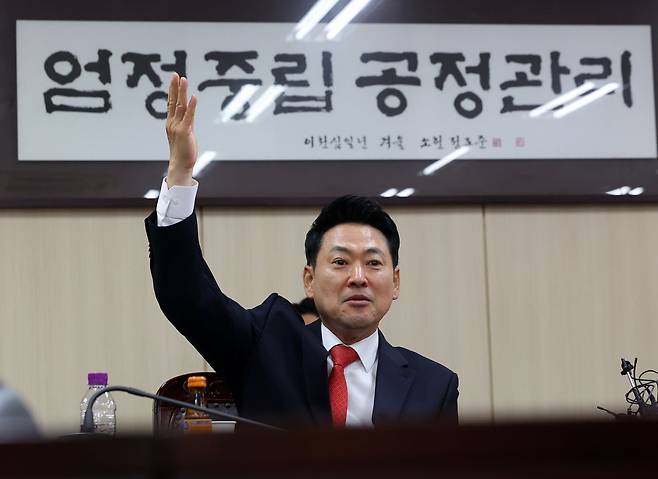 국민의힘 장동혁 상임선거대책위원장이 4일 6.3 지방선거 투표소 용지 부족 사태와 관련해 서울시선거관리위원회를 항의 방문하고 있다. 연합뉴스
