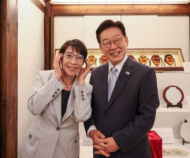 이재명 대통령(오른쪽)과 다카이치 사나에 일본 총리(왼쪽). X 캡처