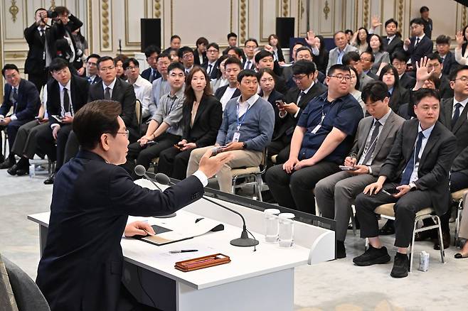 이재명 대통령이 8일 청와대에서 열린 취임 1주년 기자회견에서 취재진의 질문을 받고 있다. 청와대사진기지단
