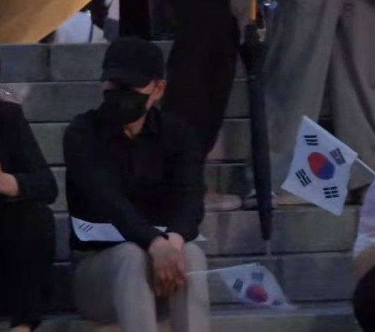지난 7일 서울 송파구 올림픽공원 핸드볼경기장 일대 ‘개표소 봉쇄 시위’ 현장에 있는 장동혁 국민의힘 대표. 사진 유튜브 채널 ‘펜앤마이크TV’ 영상 캡처