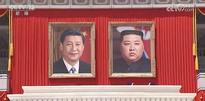8일 평양 김일성광장에서 거행된 환영행사에 김정은 북한 국무위원장과 시진핑 중국 국가주석이 대형 초상화가 걸려 있다. 중국중앙방송(CC-TV) 캡처