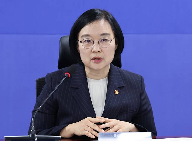 (서울=뉴스1) = 이재명 대통령은 7일 한성숙 중소벤처기업부 장관을 총리후보자로 지명했다고 밝혔다. 사진은 한성숙 중소벤처기업부 장관이 지난4월 16일 서울 여의도 국회 의원회관에서 더불어민주당 을지로위원회 주최로 열린 세븐브로이-대한제분 상생협력기금 출연식에서 발언하고 있는 모습. (뉴스1 DB)
