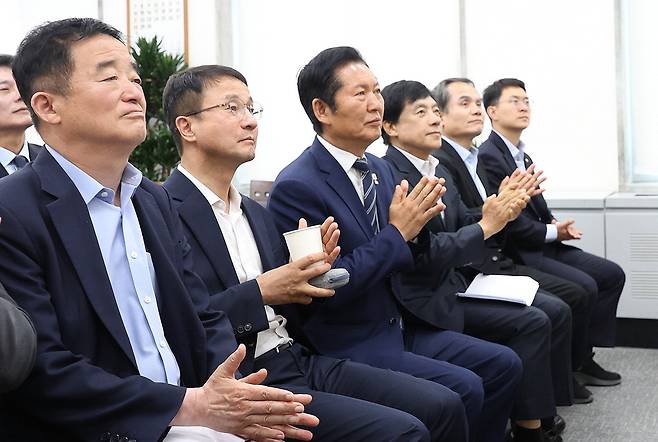 李대통령 기자회견 시청하는 與지도부 정청래 더불어민주당 대표가 8일 국회에서 비공개 최고위원회의 직후 이재명 대통령 취임 1주년 기자회견을 시청하며 박수를 치고 있다. 왼쪽부터 강득구 최고위원, 한병도 원내대표, 정 대표, 이성윤 최고위원. 뉴시스