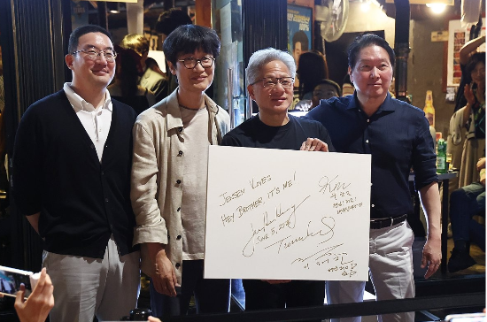 젠슨 황 엔비디아 최고경영자(CEO)가 5일 서울 마포구 홍대 인근 삼겹살 음식점 ‘형님 저요’에서 최태원 SK그룹 회장, 구광모 LG그룹 회장, 이해진 네이버 의장과 ‘삼소(삼겹살·소주) 회동’을 하며 포즈를 취하고 있다. (연합뉴스)