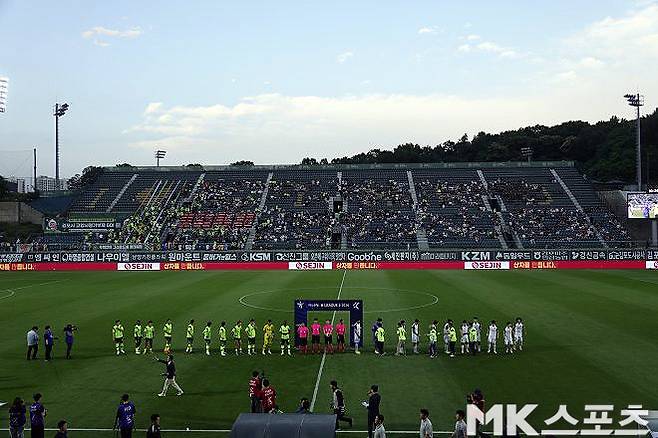 잔디 교체로 올 시즌 K리그에서 가장 늦게 홈 개막전에 나선 김포 FC. 사진=이근승 기자