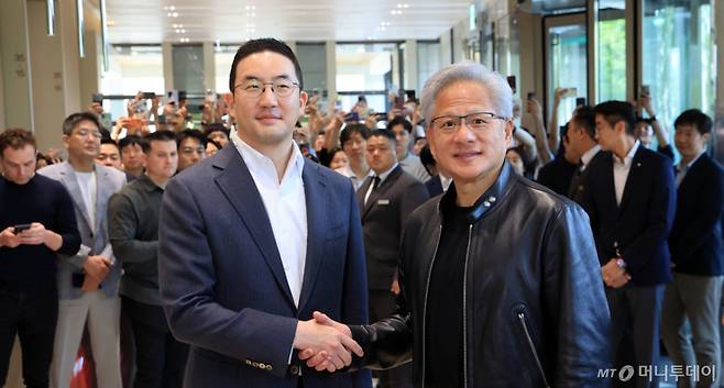 (서울=뉴스1) 이호윤 기자 = 젠슨 황 엔비디아 최고경영자(CEO)와 구광모 LG회장이 8일 서울 영등포구 LG그룹 사옥에서 악수를 나누고 있다. 2026.6.8/뉴스1 Copyright (C) 뉴스1. All rights reserved. 무단 전재 및 재배포, AI학습 이용 금지. /사진=(서울=뉴스1) 이호윤 기자