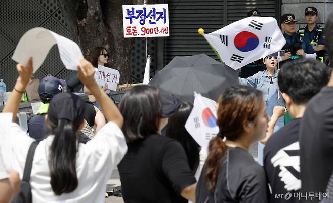 제9회 전국동시지방선거 투표용지 부족 사태에 항의하며 개표소 봉쇄 시위를 이어가는 시민들이 8일 서울 송파구 올림픽공원 핸드볼경기장에 설치된 개표소 앞에서 재선거를 요구하고 있다. 2026.06.08. /사진=뉴시스