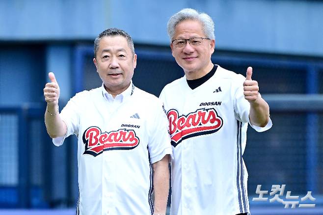 지난 7일 서울 잠실야구장에서 열린 2026 프로야구 KBO리그 키움 히어로즈와 두산 베어스의 경기에서 시구자로 나선 젠슨 황 엔비디아 최고경영자(CEO)와 시타자 나선 박정원 두산그룹 회장이 포즈를 취하고 있다. 사진공동취재단