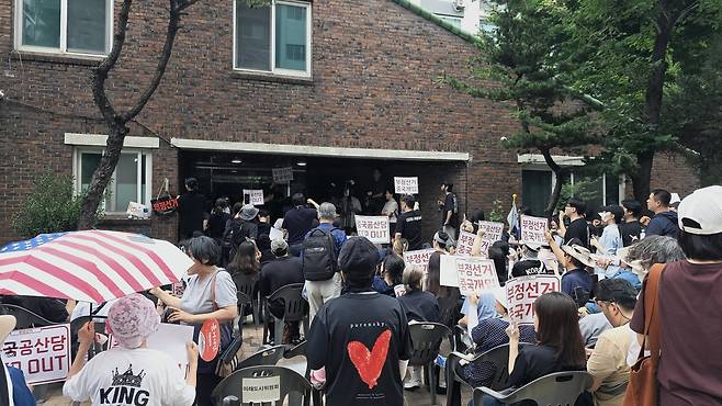 4일 정오 경까지 투표함 봉쇄가 이어지고 있는 송파구 잠실우성아파트 노인정 앞이 시위 일행으로 둘러싸여 있다.