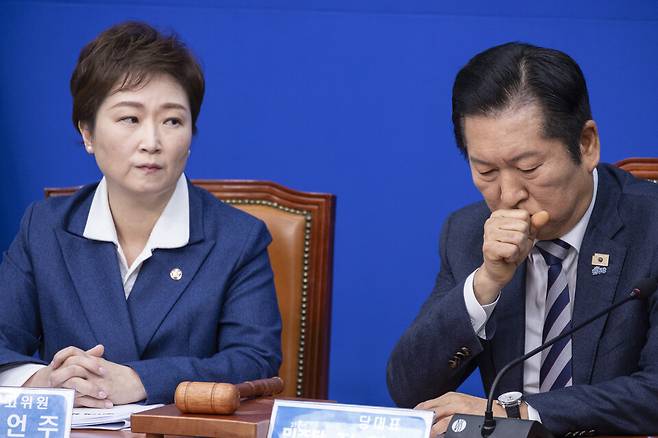 정청래 더불어민주당 대표(오른쪽)와 이언주 최고위원이 2월2일 국회에서 열린 최고위원회의에 참석하고 있다. 정 대표와 이 최고위원은 이날 최고위에서 조국혁신당과의 합당 제의를 둘러 싸고 강한 이견을 표출했다. ⓒ연합뉴스