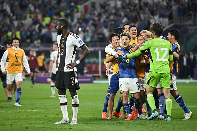 일본 선수들이 2022 카타르월드컵에서 독일을 꺾은 뒤 기뻐하고 있다. Getty Images코리아