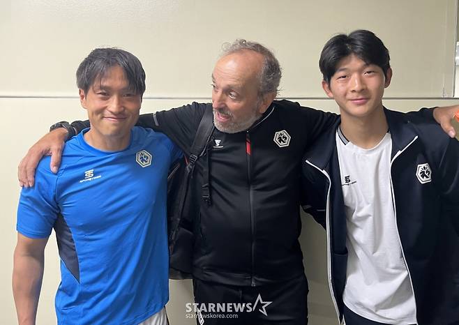 (왼쪽부터) 김선민, 루이 퀸타 감독, 민지훈이 지난 7일 목동종합운동장에서 열린 충북 청주 대 서울이랜드의 '하나은행 K리그2 2026' 15라운드 승리 후 믹스트존에서 사진 촬영을 하고 있다. /사진=박재호 기자