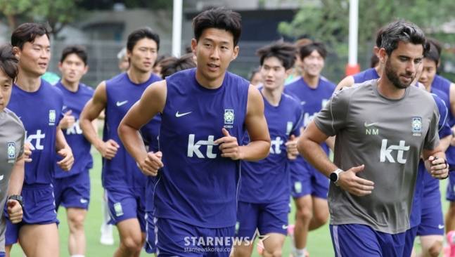 손흥민(가운데)이 본격적인 훈련 전 러닝하고 있다. /사진=김진경 대기자